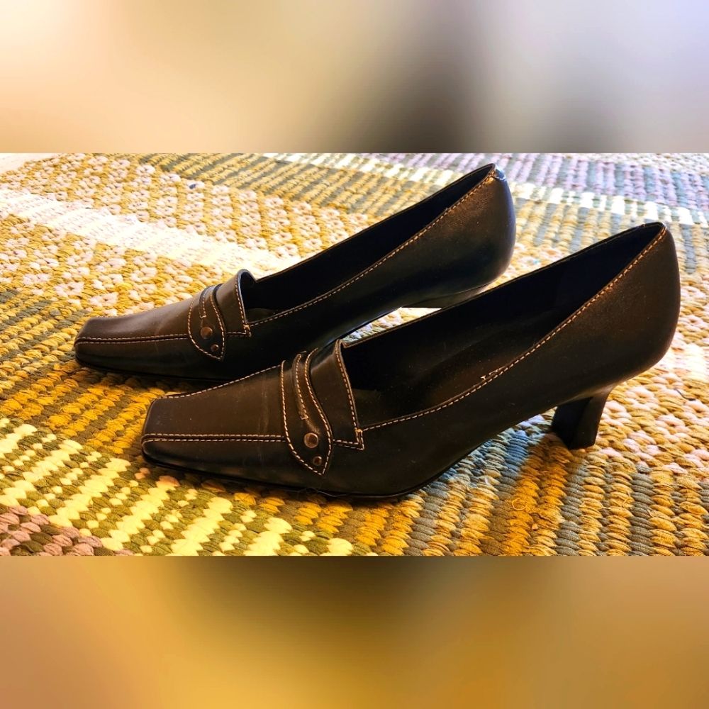 Brand New Laura Ashley Size 8 Dark Blue Contrast Stitch Leather Kitten Pumps - 8